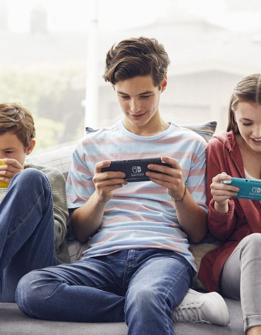 kids playing on nintendo