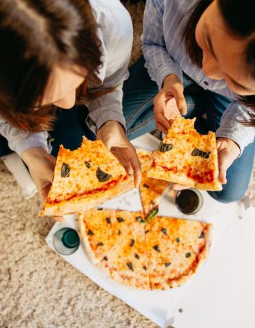2 girls and a pizza