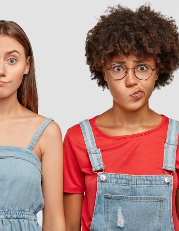 2 teen girls
